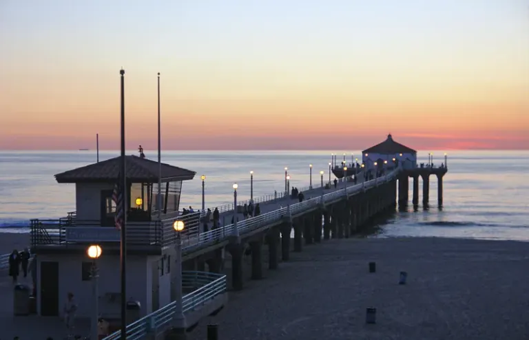 Manhattan Beach Pier and shoreline.